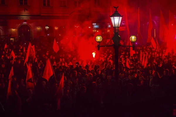 Протестующие маршируют через центр города — стоковое фото