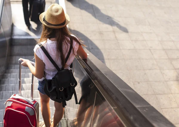 Tourist tjej med resväska — Stockfoto