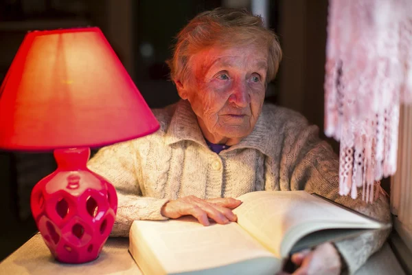 Femme âgée lit un livre — Photo