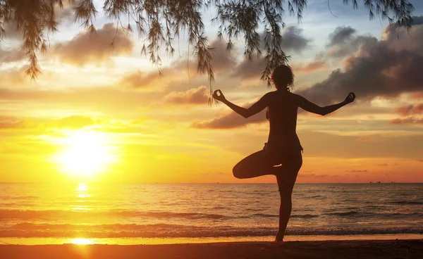 Yoga silhouette on seaside — Stock Photo, Image