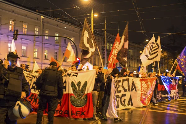 Demonstranten maart door centrum van de stad — Stockfoto