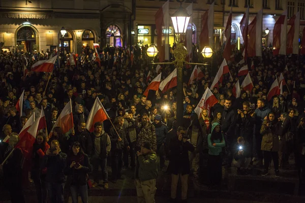 Tüntetők március keresztül városközpont — Stock Fotó