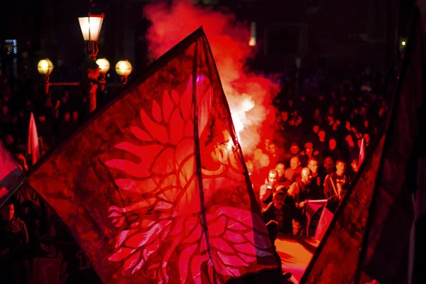 Manifestantes marchan por el centro de la ciudad — Foto de Stock