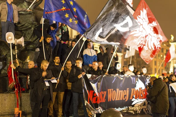 Manifestants défilent à travers le centre de la ville — Photo