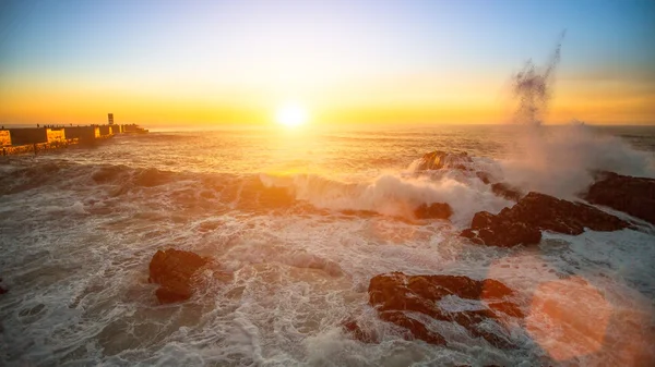 Surf oceánico en las rocas — Foto de Stock