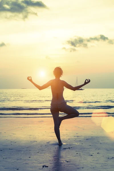 Силуэт йоги на берегу моря — стоковое фото