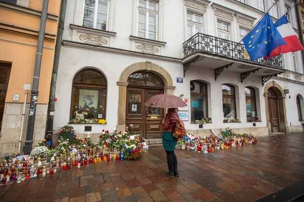 Velas e flores perto do Consulado Geral — Fotografia de Stock