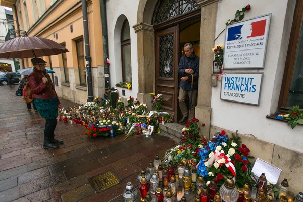 Candles and flowers near the General Consulate — 图库照片