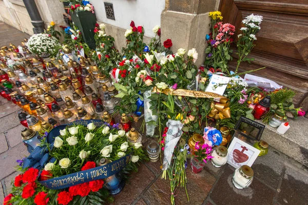 Candles and flowers near the General Consulate — Stock fotografie