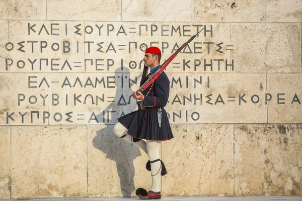 Evzone guarding the Tomb of Unknown Soldier — Stock Photo, Image