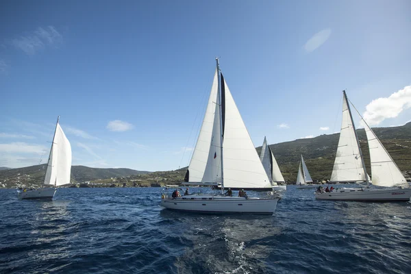 Zeilboten deelnemen aan zeilregatta — Stockfoto