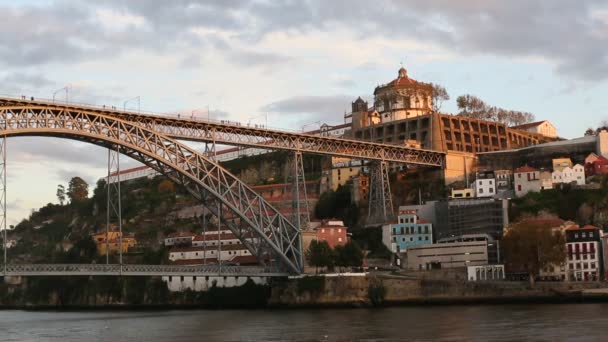 Douro river and Dom Luis I Bridge at center of Porto, Portugal. — Stock Video