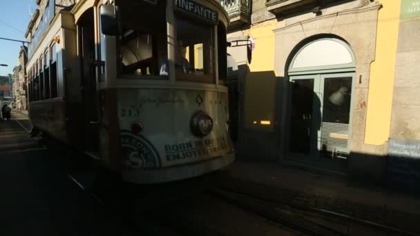 Toeristische erfgoed tramlijn aan de oevers van de Douro in Porto, Portugal — Stockvideo