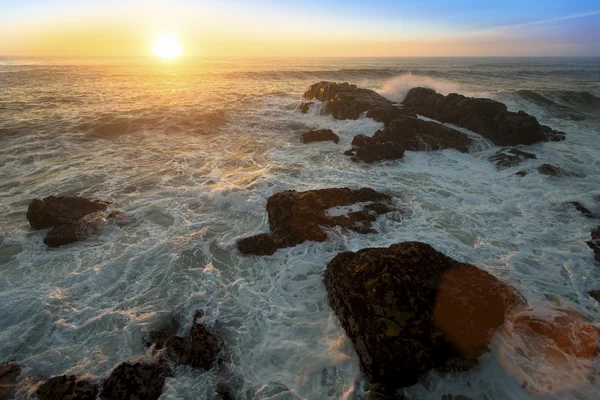 Surf oceánico en las rocas — Foto de Stock