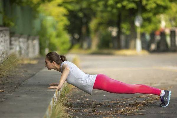 Jeune femme faisant du jogging matinal — Photo