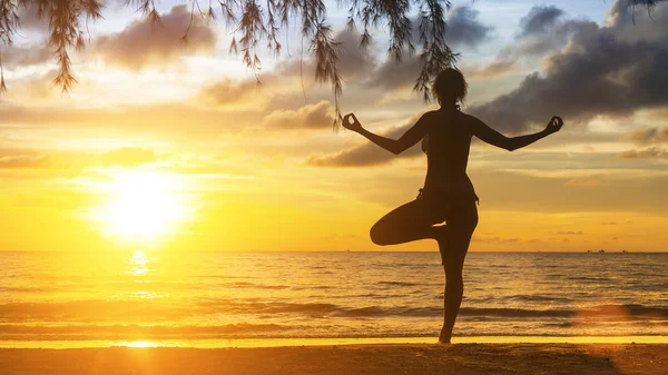 Yoga kadın silüeti — Stok fotoğraf