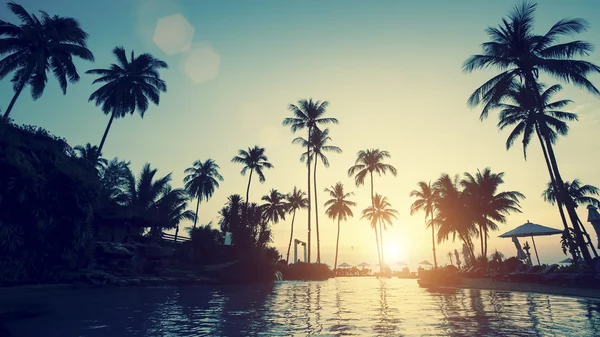 Atardecer en un tropical asiático playa —  Fotos de Stock