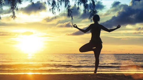 Silhouette of yoga woman — Stock Photo, Image