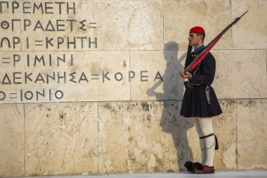 Meçhul asker mezarı koruyan evzone