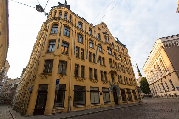 Une des rues de la ville médiévale Riga — Photo