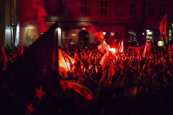 Protestující pochod přes centrum města — Stock fotografie