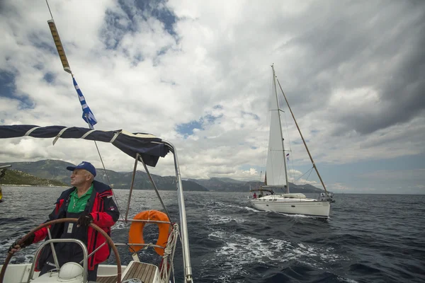 Zeiler deelnemen aan zeilregatta — Stockfoto