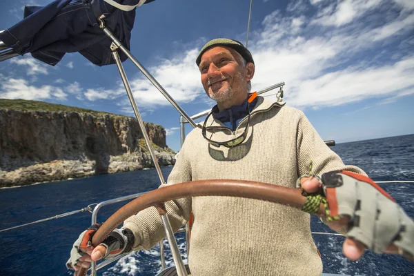 Námořník se účastní plachtění regata — Stock fotografie