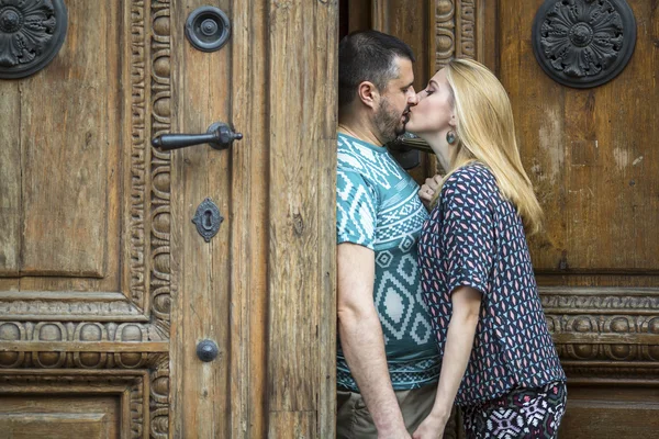 Young kissing couple — Stock Photo, Image