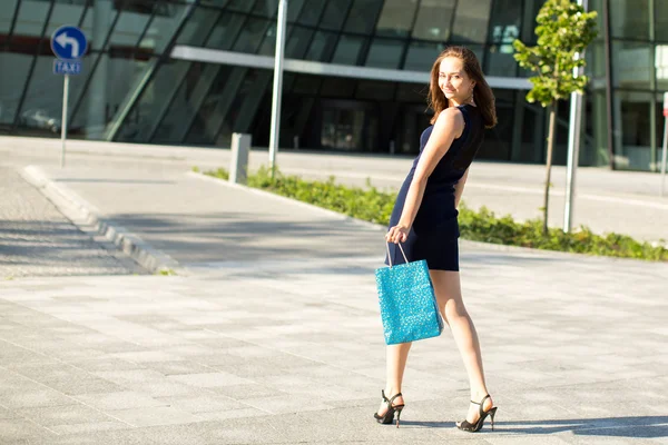 Jovem mulher após as compras — Fotografia de Stock