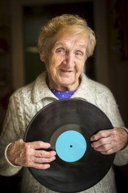 Büyükanne ile vinil kaydı diskini