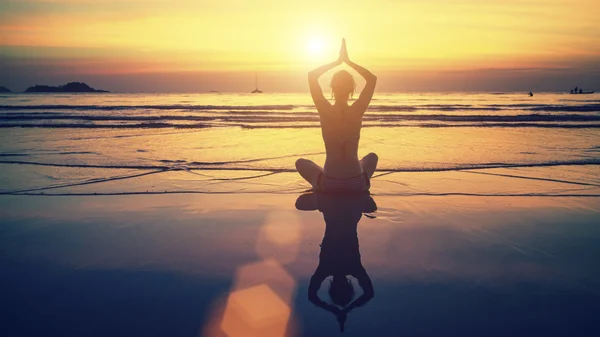 Silueta de yoga en la playa —  Fotos de Stock