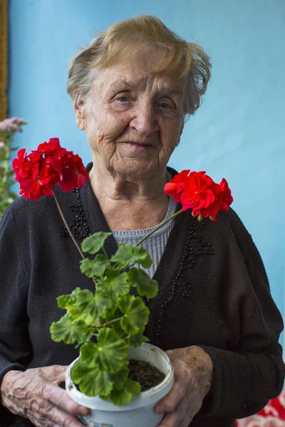 Femme avec des fleurs maison — Photo