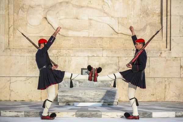 Meçhul asker mezarı koruyan evzone — Stok fotoğraf