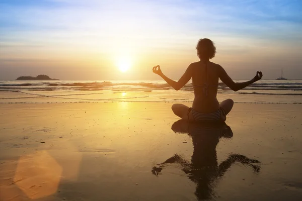 Silhouette meditazione yoga ragazza — Foto Stock