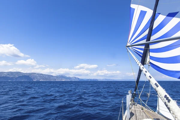 Yachts avec voiles bleues blanches — Photo