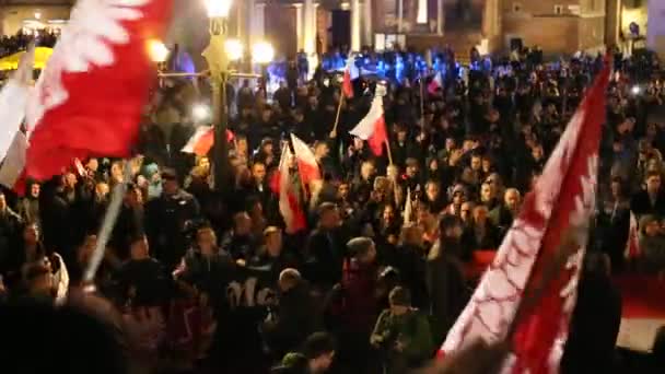 Demonstranten maart door centrum van Krakau, Polen — Stockvideo