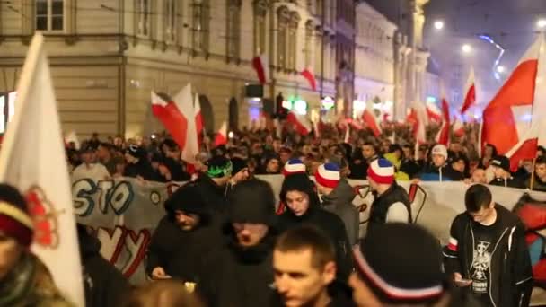 Manifestantes marchan por el centro de Cracovia, Polonia — Vídeos de Stock