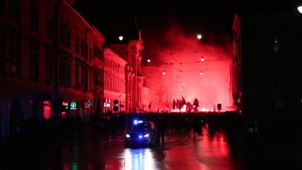 Manifestantes marchan por el centro de Cracovia, Polonia — Vídeo de stock