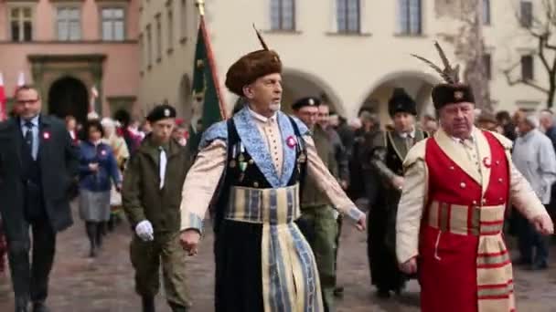 Participantes celebrando el Día Nacional de la Independencia una República de Polonia — Vídeos de Stock