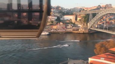 Füniküler, kamera hareketi - üst kadeh Porto tarihi merkezi, Ribeira ve Douro nehir, Portekiz uçtu.
