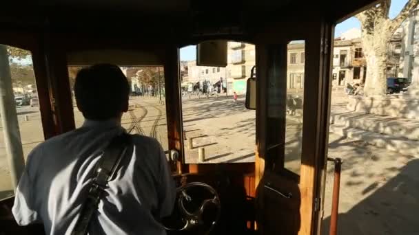 In de tram op erfgoed toeristische lijn op de oevers van de Douro — Stockvideo