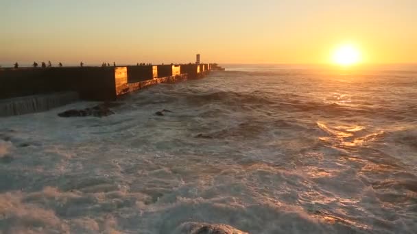Atlantický oceán surfovat na molu během nádherný západ slunce. — Stock video