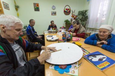 Mesleki terapi sırasında yaşlı insanlar
