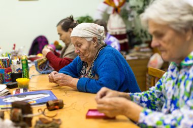 Mesleki terapi sırasında yaşlı insanlar