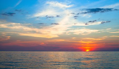 Okyanus kıyısında gün batımı.