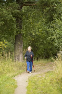 Olgun kadın yeşil dizide yürüyüş
