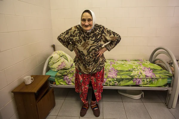 Starsza kobieta w departamencie rehabilitacji — Zdjęcie stockowe