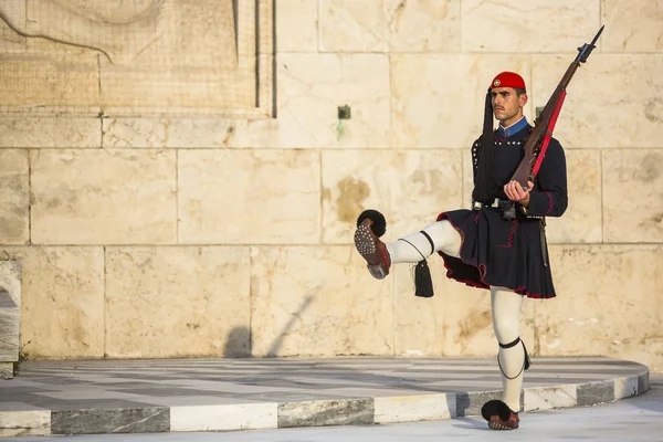 Meçhul asker mezarı koruyan evzone — Stok fotoğraf