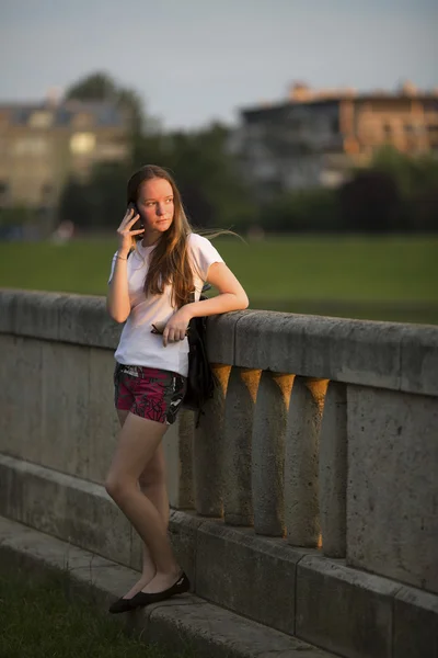 Dospívající dívka mluví na mobilním telefonu — Stock fotografie