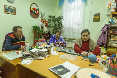 Mesleki terapi sırasında yaşlı insanlar